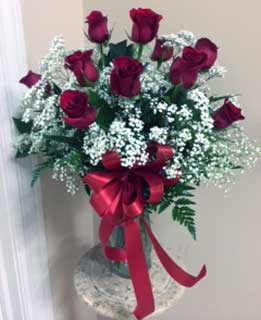 Traditional vased dozen roses